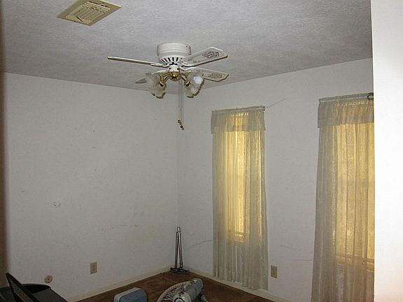 4th image of 4905 Fairdale St