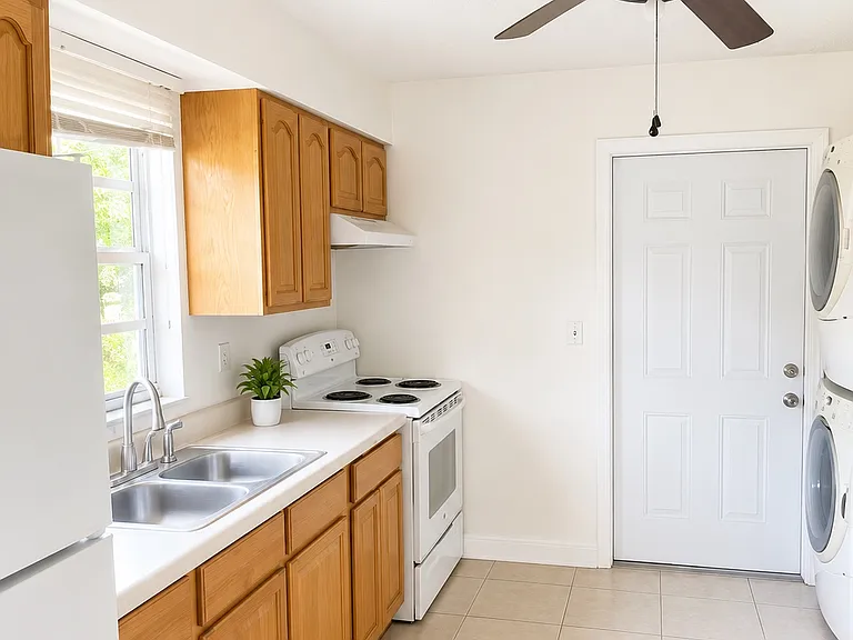 1734 Gladys St #2 — Photo 3
