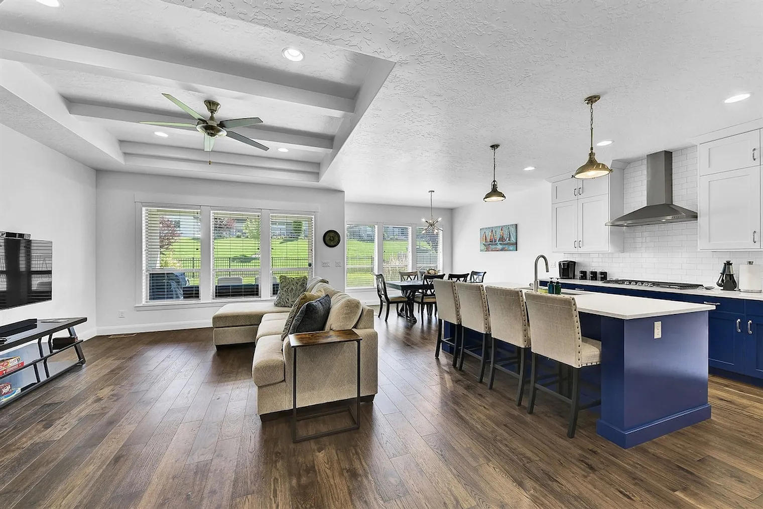3 bed, 2.5 bath, 2292 sqft, $4,506 — Photo 3