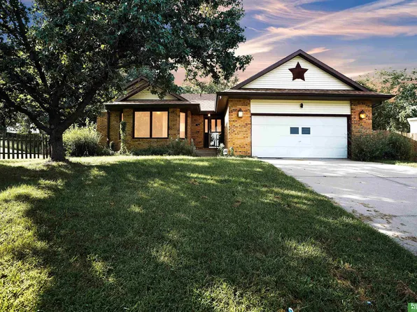 2004 Booth Cir, Lincoln, NE 68521