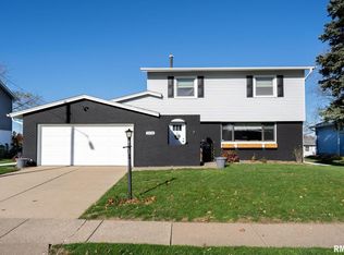 3106 Dundee Ln, Bettendorf, IA 52722