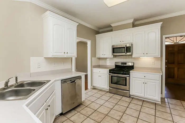 4 bed, 2.0 bath, 2150 sqft, $2,345 — Photo 4