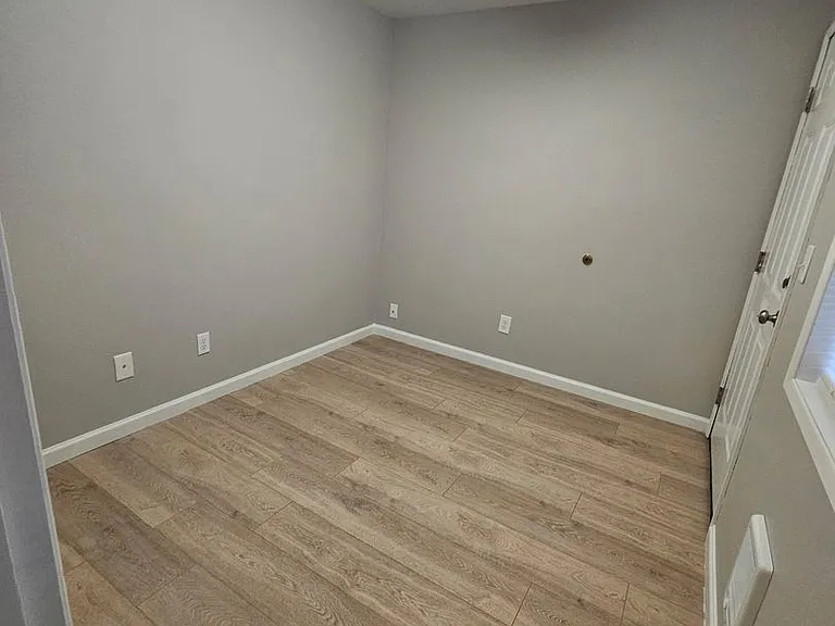 Sherman Oaks Apartments — Photo 20