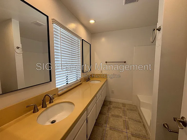 3200 Fairesta St #5 — Photo 12