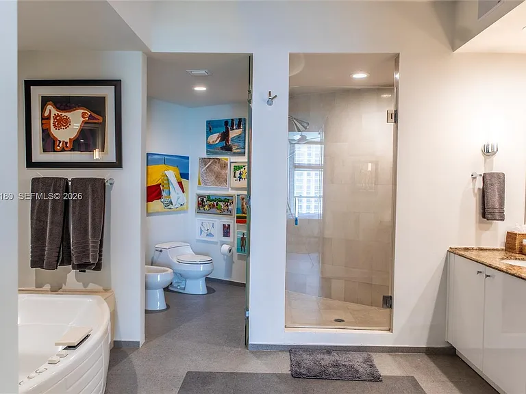 300 S Pointe Dr #1502 — Photo 14