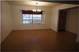 5th image of 7915 Leamont Dr
