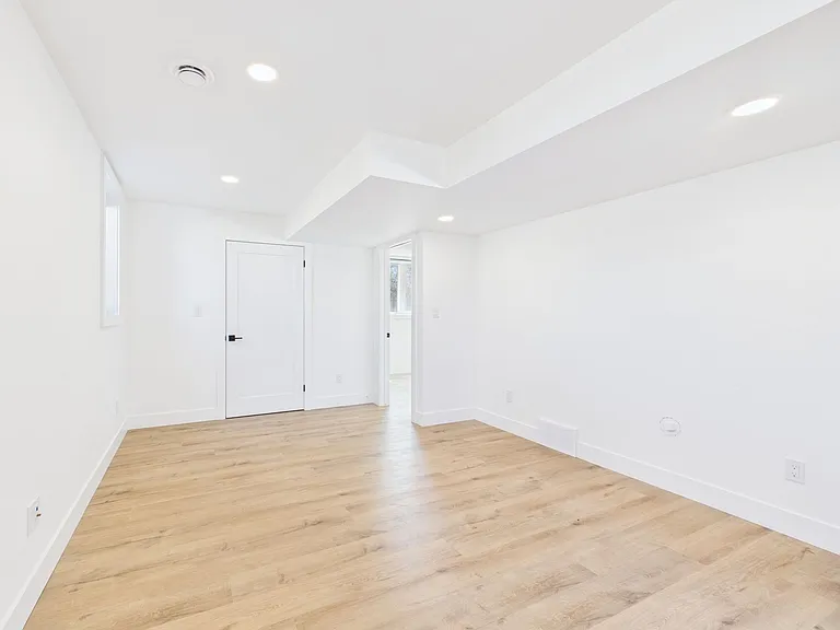 1085 Sutton St — Photo 12