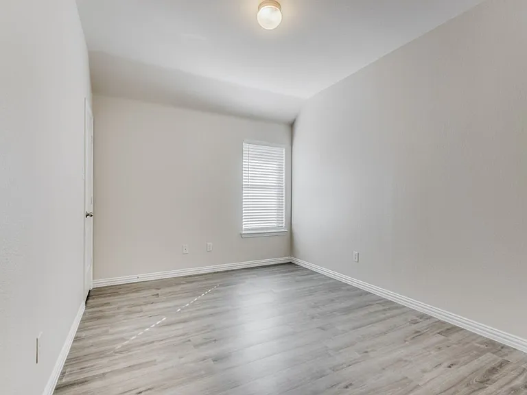 1901 Templegate Dr — Photo 19