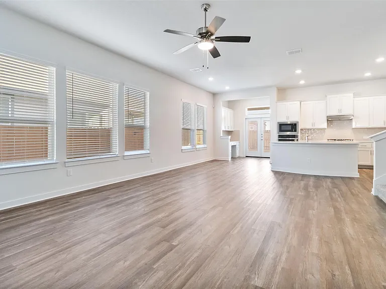 217 Snowbell St — Photo 5