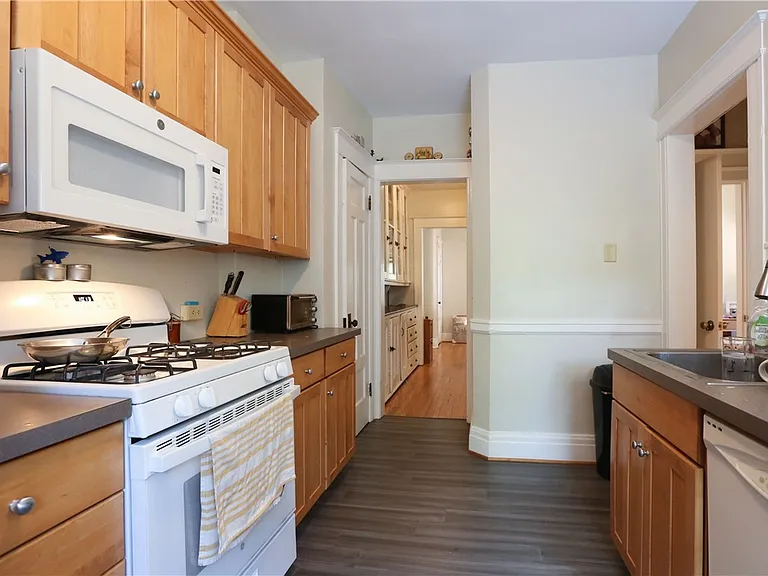 294 Laburnam Cres — Photo 12