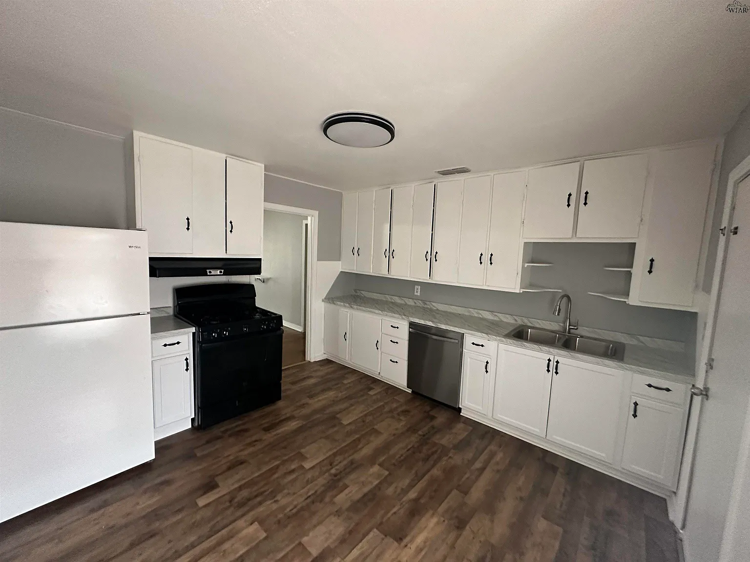 2 bed, 1.0 bath, 988 sqft, $1,200 — Photo 3