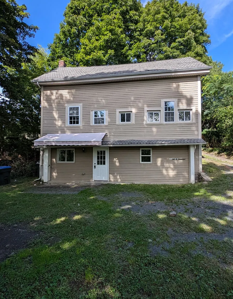 3 bed, 2488 sqft, $3,200 — Photo 1