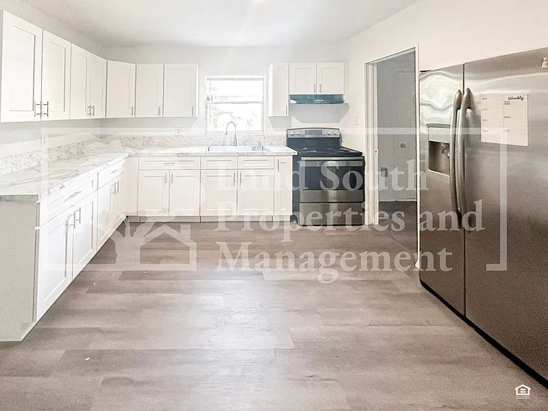3 bed, 2.0 bath, 925 sqft, $1,575 — Photo 3