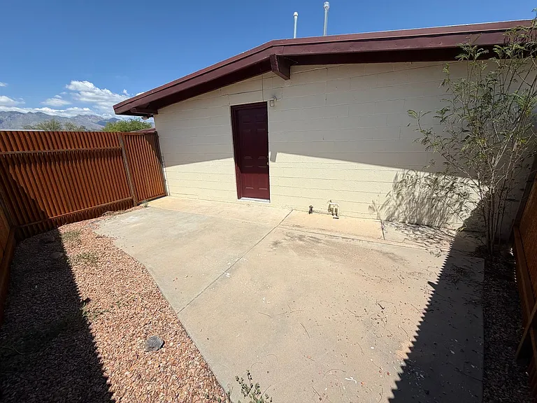 3240 E Towner St — Photo 8