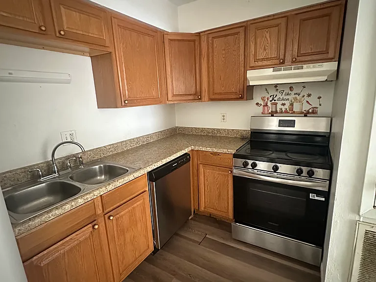 653 Farmington Pl #B — Photo 2