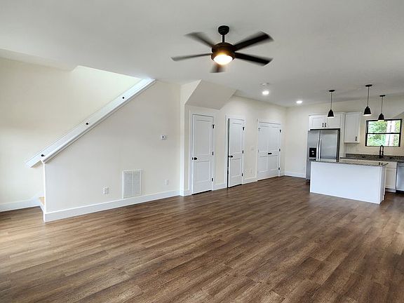 4th image of 625 Salem Heights Ln