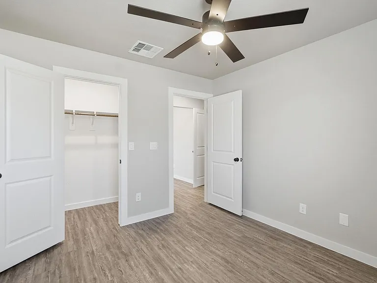 2838 Glennster St — Photo 14