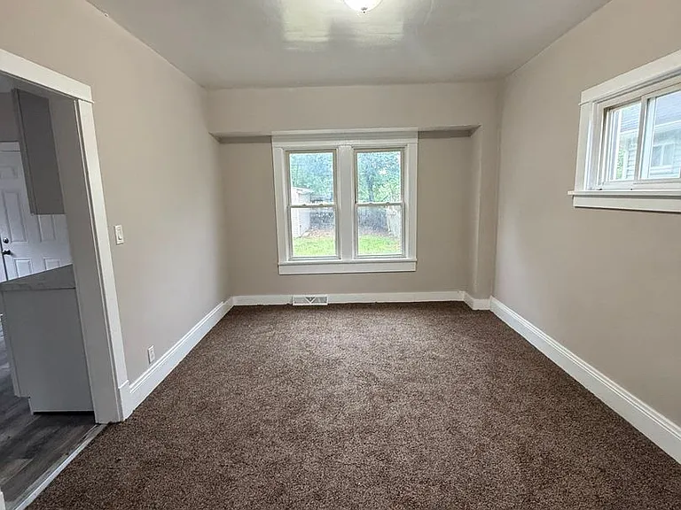 13810 Bartlett Ave — Photo 5