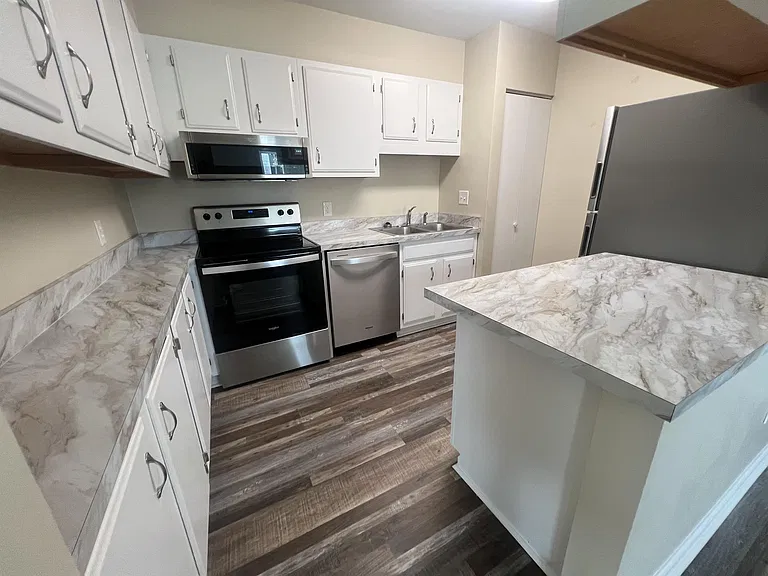 907 Hillwood Dr #C — Photo 3