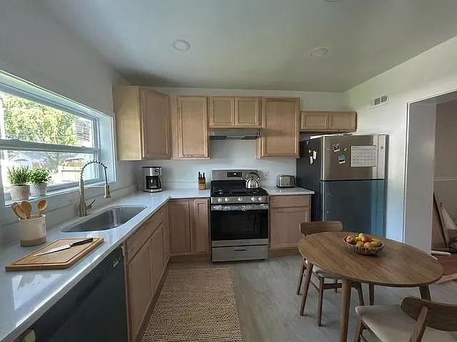2141 Bradley Ave — Photo 2