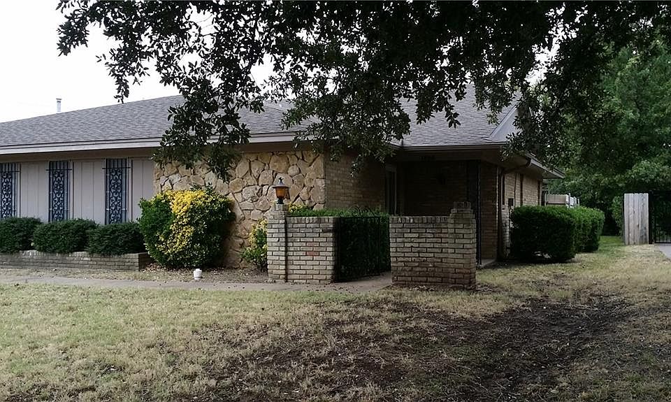 1st image of 1800 Crescent Dr