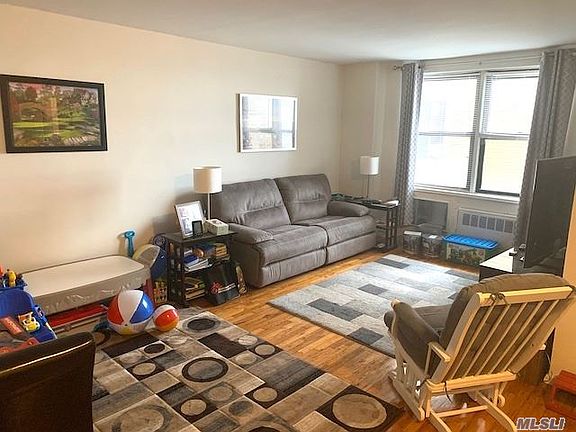 2nd image of 10 Monroe Blvd APT 4A