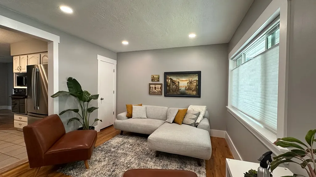 4 bed, 1933 sqft, $2,300 — Photo 3