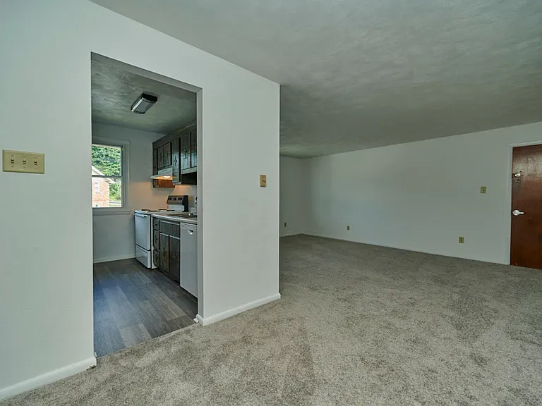 Slate Creek Apartments & Townhomes — Photo 11