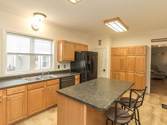 3rd image of 105 NE Cherry Ave