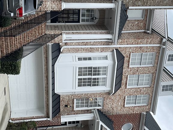 2nd image of 306 Creekbank Way SE