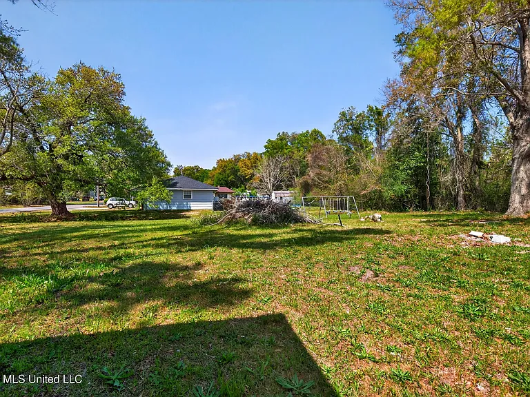 612 N Wright Ave — Photo 34