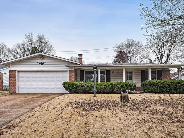 11814 Hidden Lake Dr, Saint Louis, MO 63138