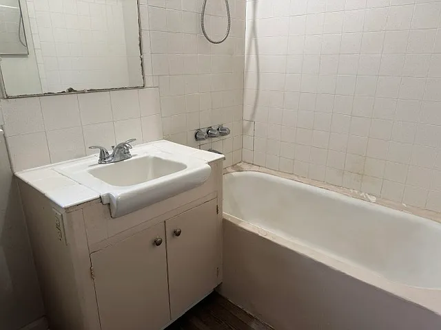 UPSTAIRS BATHROOM