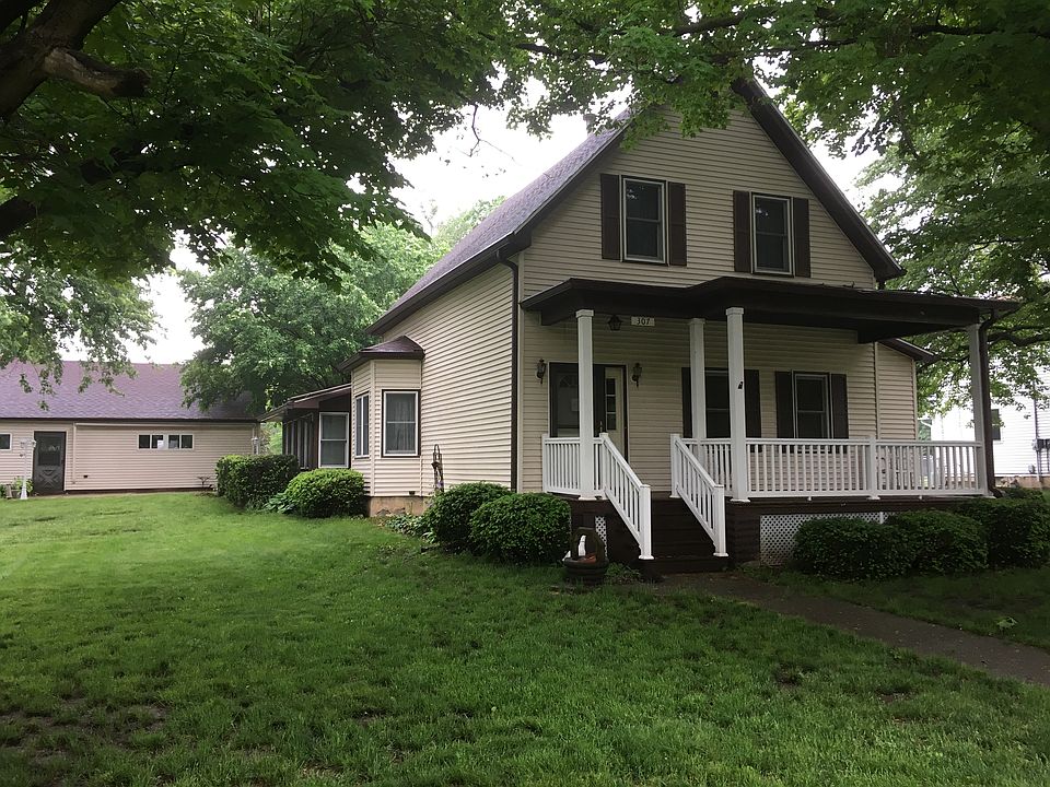 307 E 4th St, Delavan, IL 