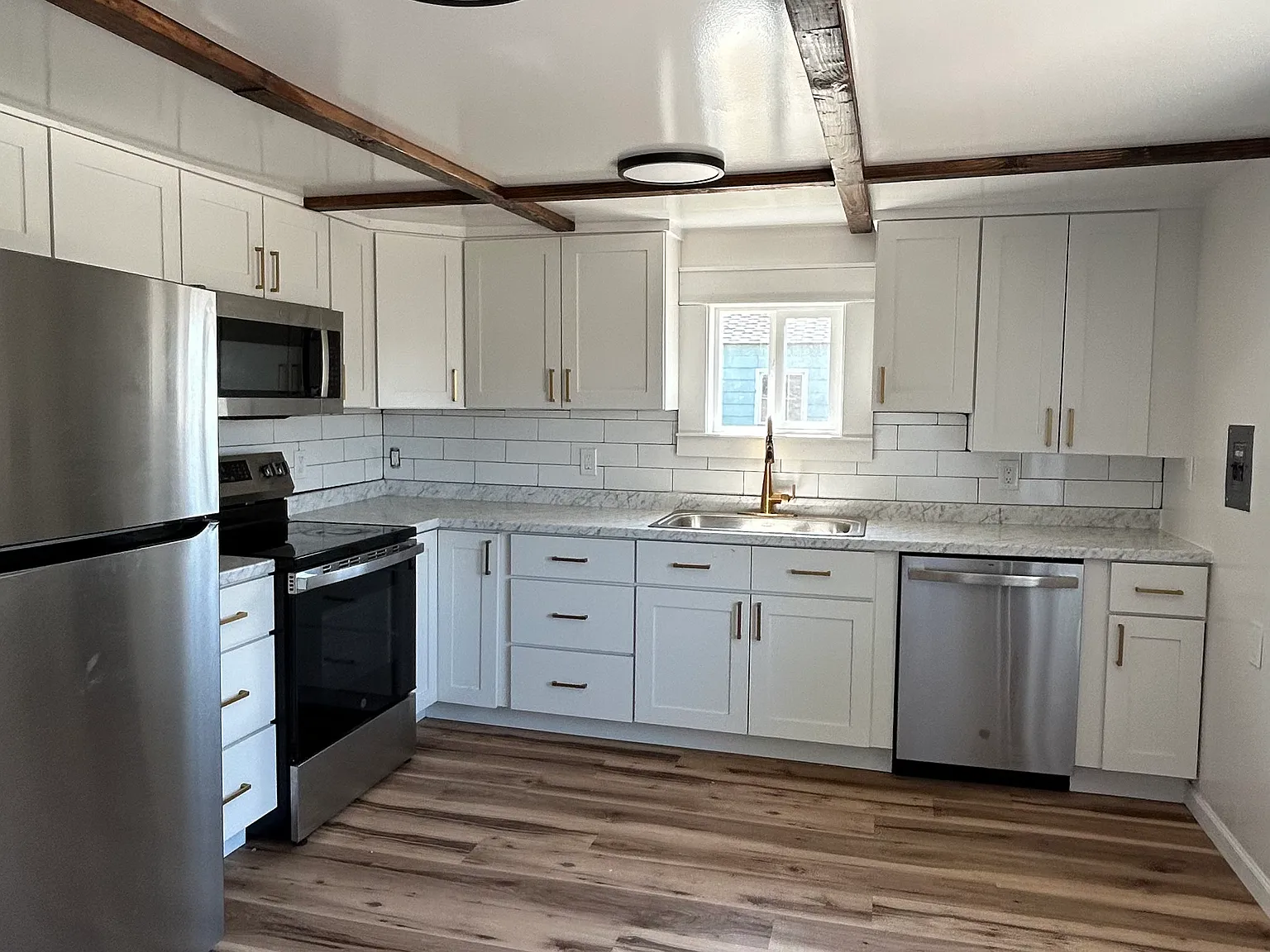 3 bed, 880 sqft, $2,100 — Photo 3
