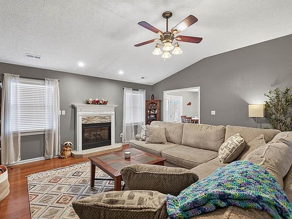 4th image of 2208 Emerald Ct