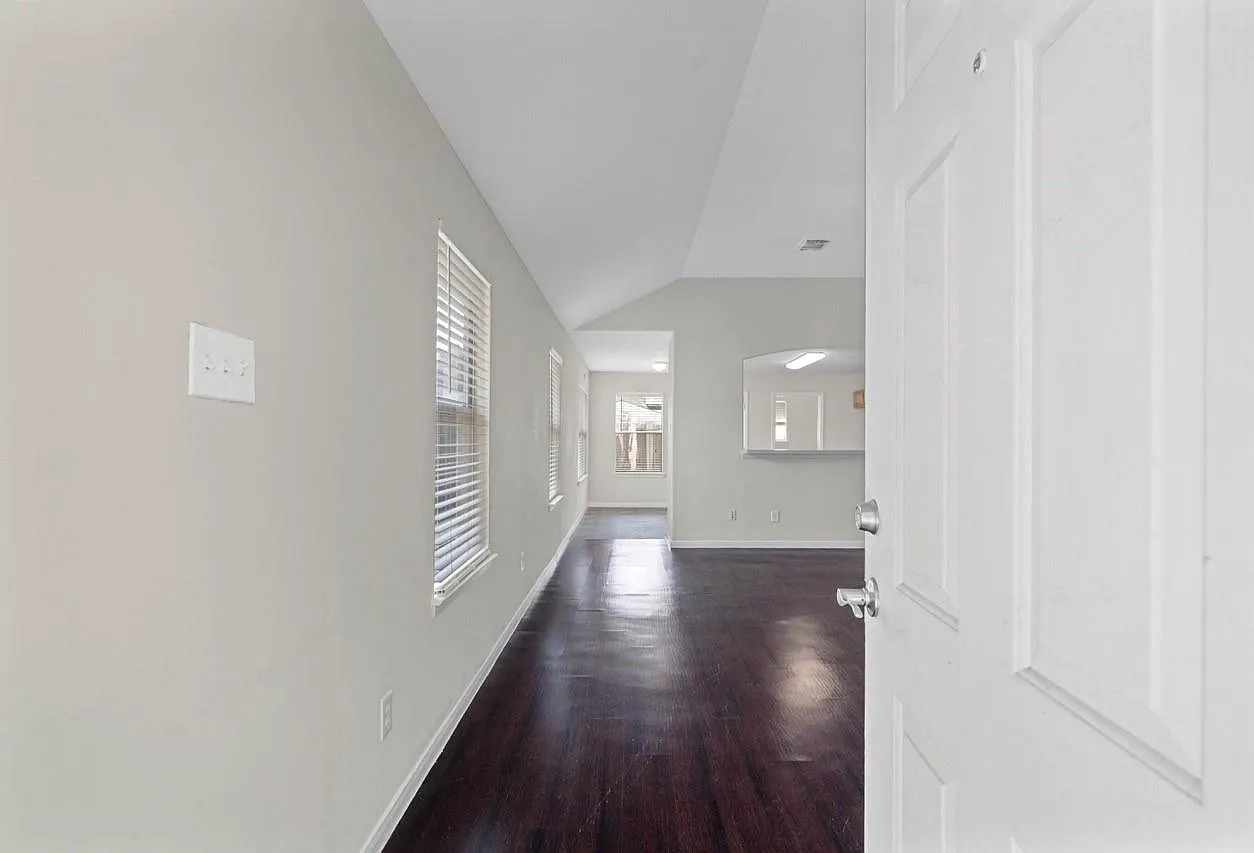 3 bed, 2.0 bath, 1454 sqft, $1,775 — Photo 3