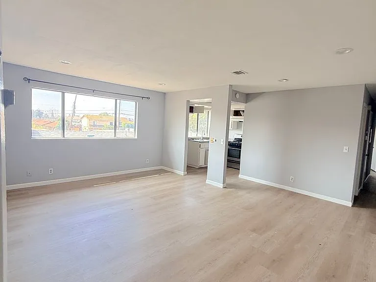 927 S Charlotte Ave — Photo 2