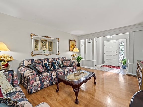 3rd image of 124 Richmond Dr