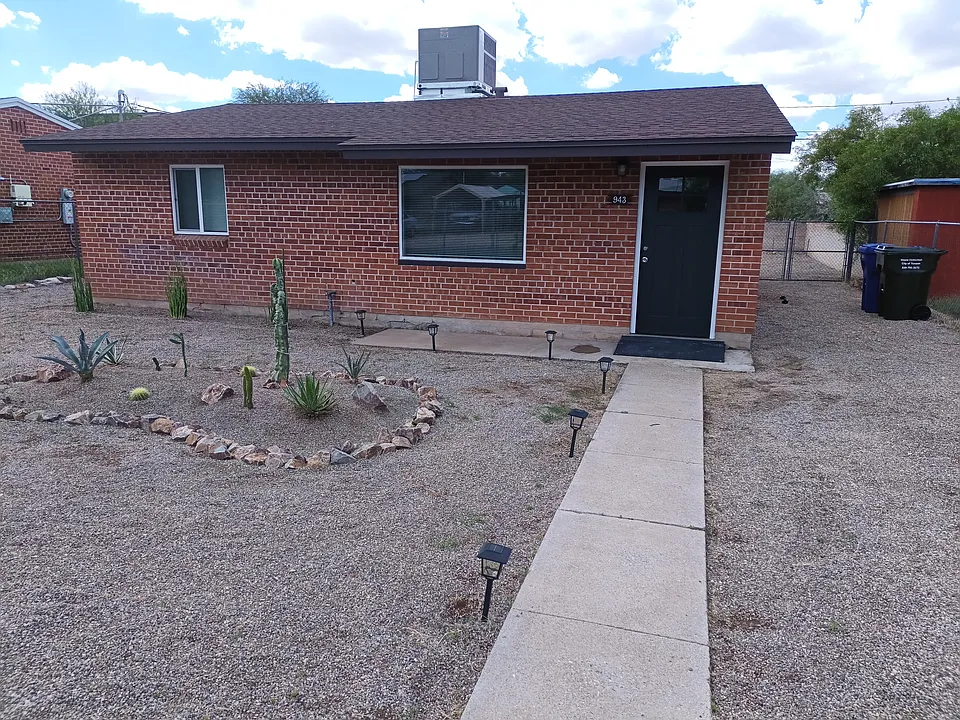 943 N Chrysler Dr