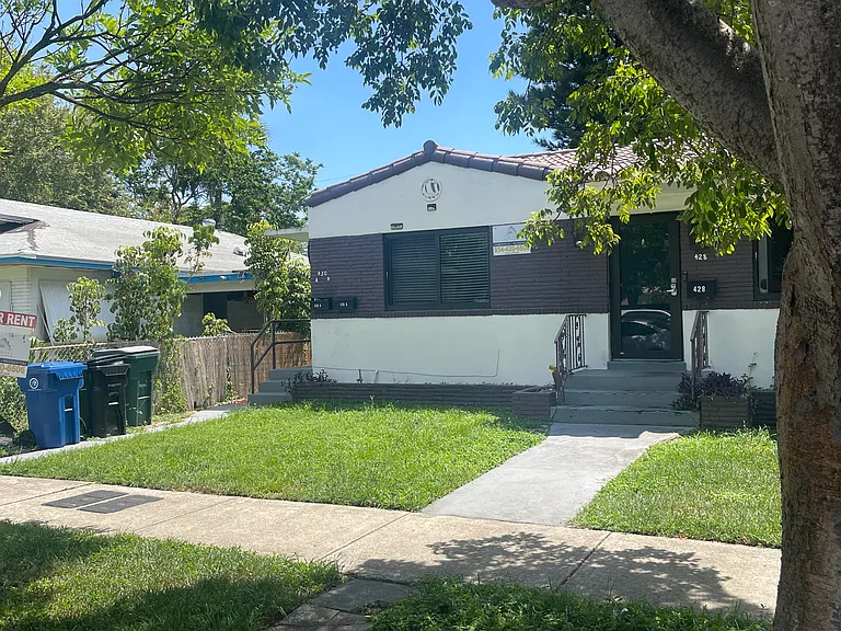 430 NE 1st Ave #A — Photo 3