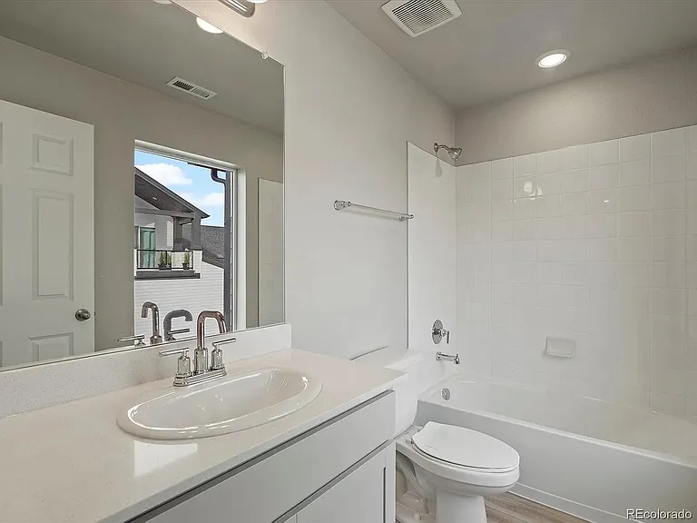 Second bedroom en-suite bathroom