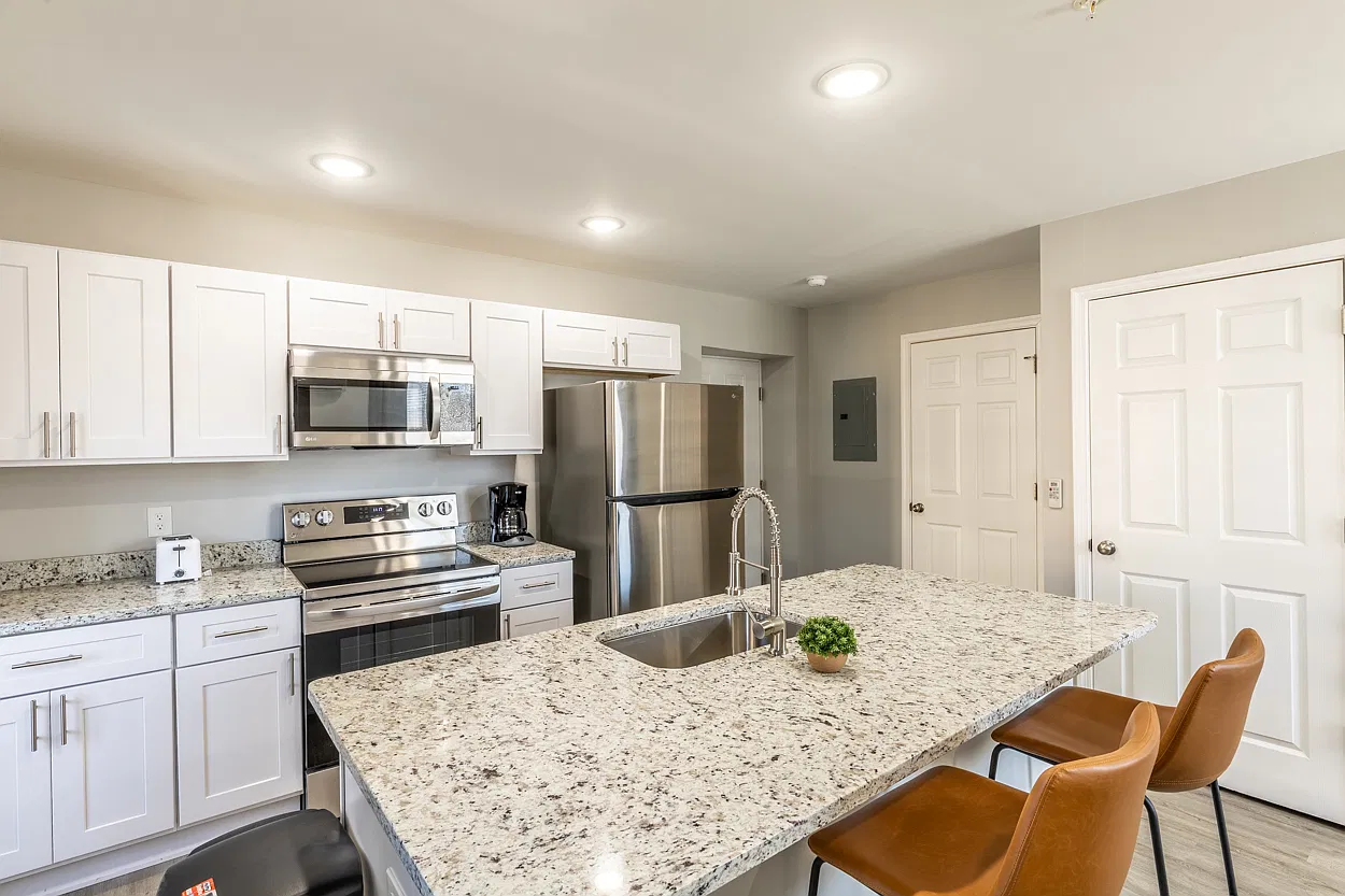 1329 Riverdale Dr — Photo 2