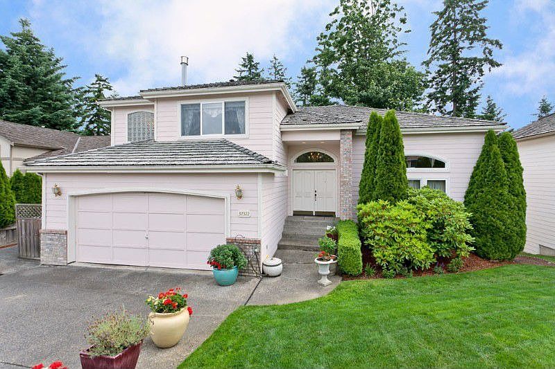 Located on a quiet street in the Campus Ridge Community of Federal Way, the home backs to a Greenbelt for privacy. Easy access to Schools, Parks, Shopping and Freeways.