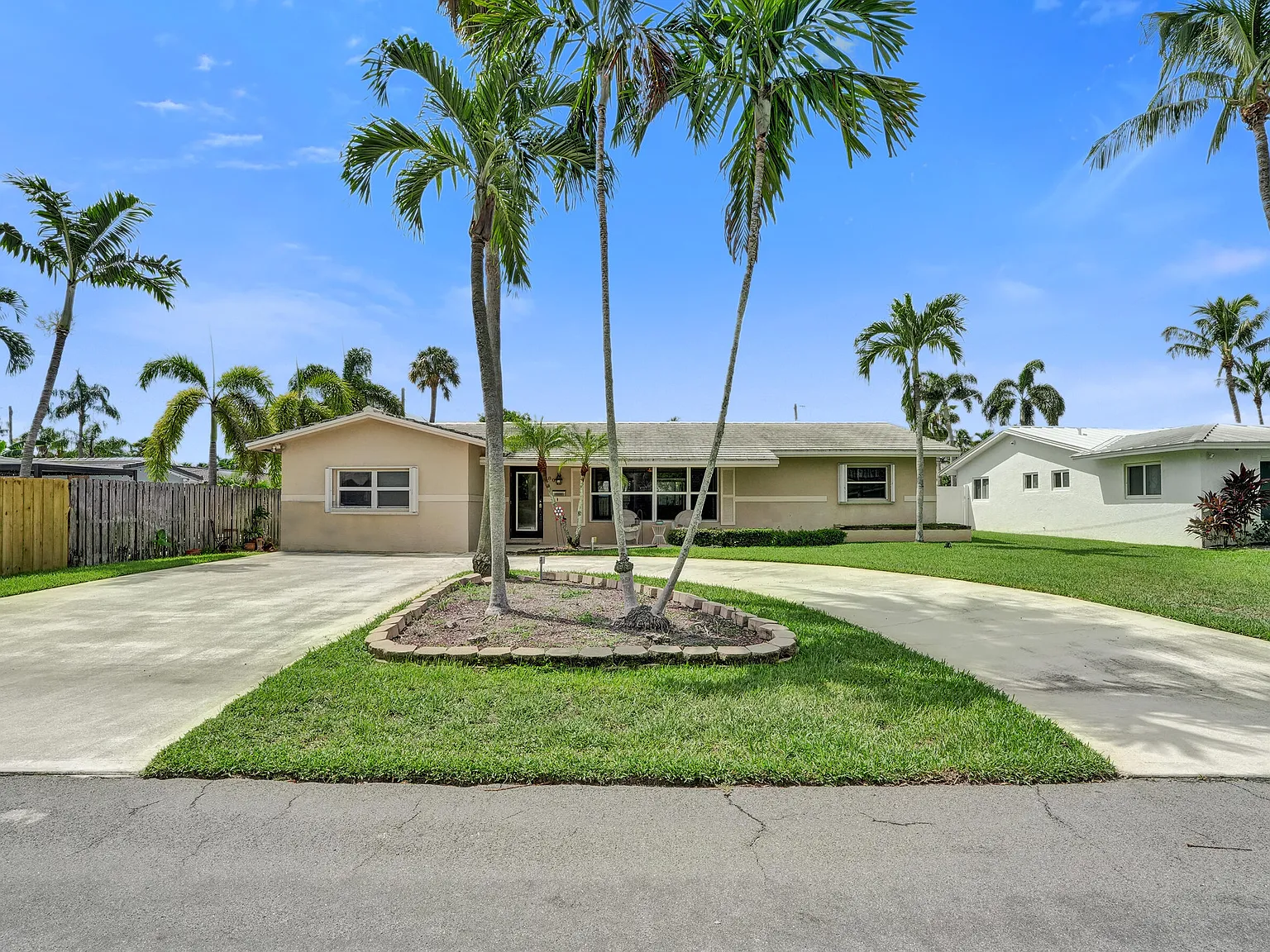 3 bed, 2.0 bath, 1638 sqft, $4,700 — Photo 1