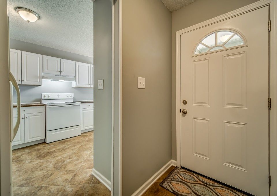 1st image of 717 Farmdale Way NE