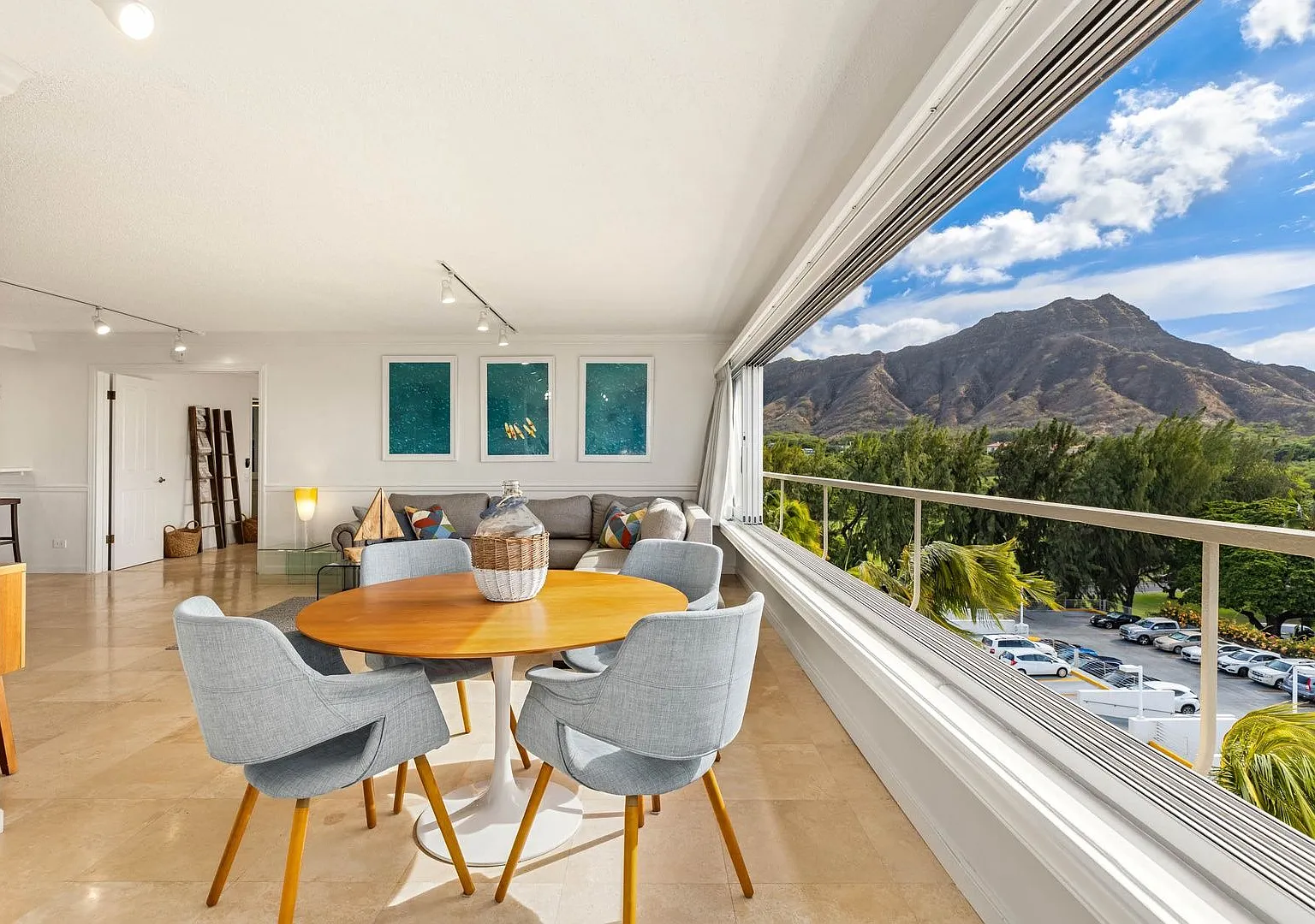 Elegant 2BR Diamond Head Condo w/ Luxury Diamond Head Views & Designer Touches — Photo 2
