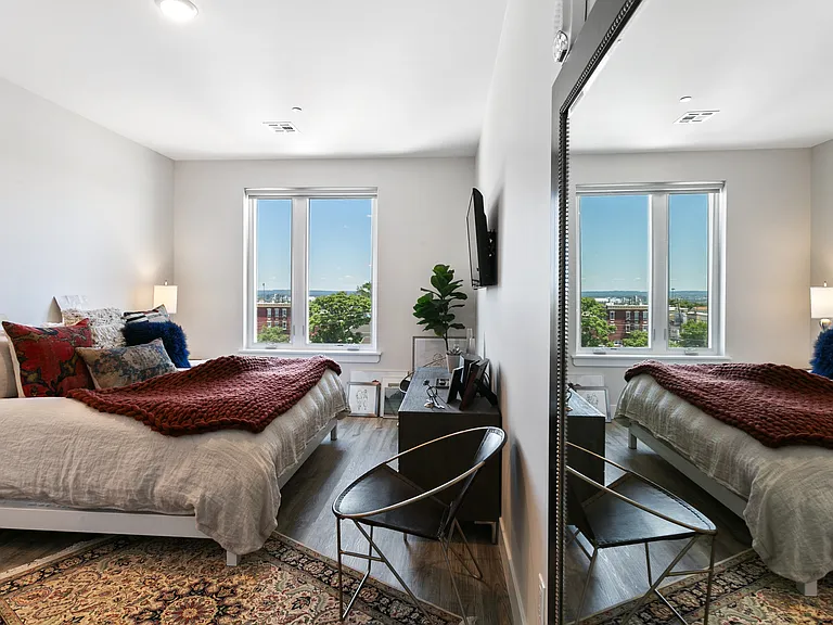 E Plaza & Residences — Photo 8