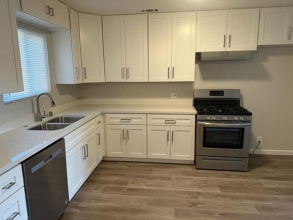 3rd image of 2333 Lever Blvd