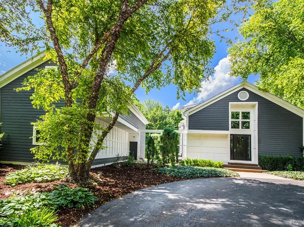 5751 Dora Ln, Clarkston, MI 48348